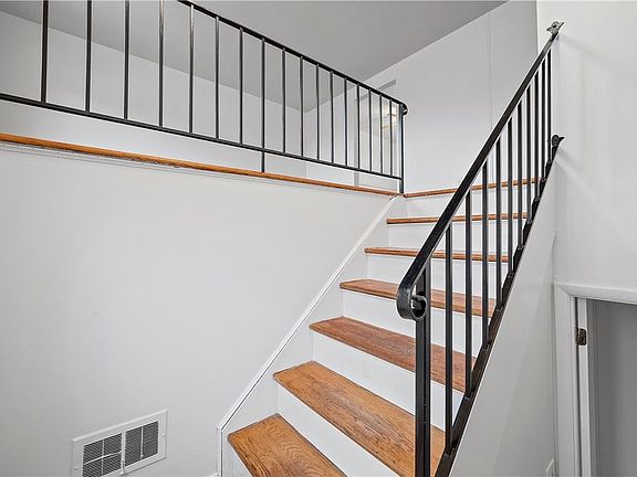 2nd image of 13 1/2 Spring St