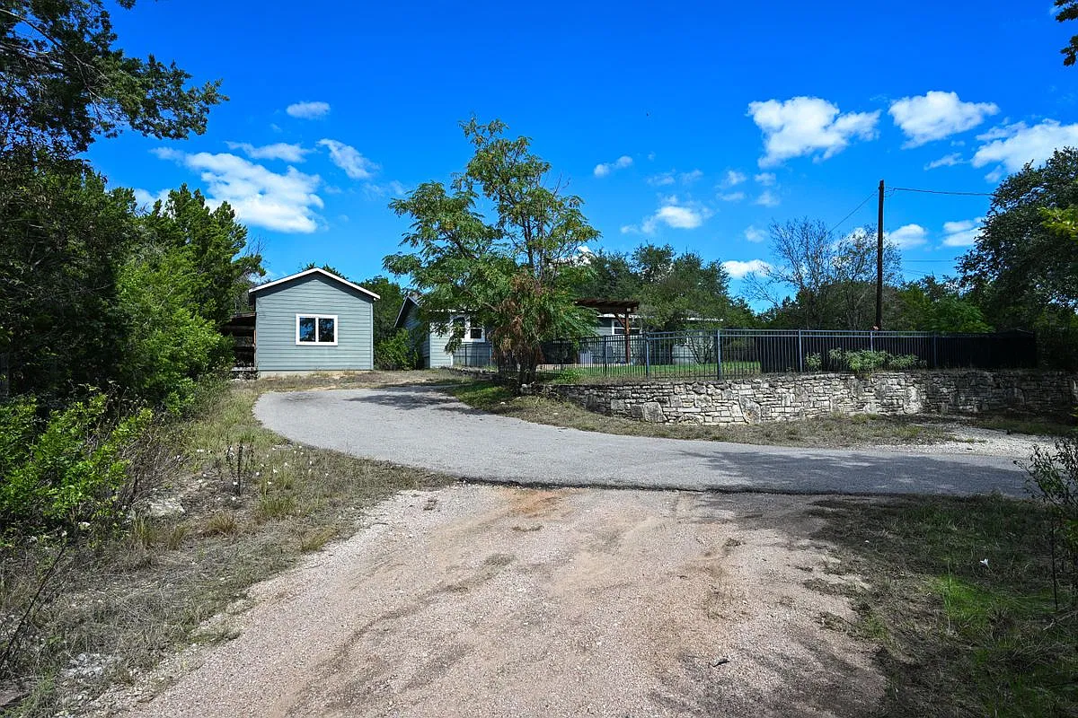 3 bed, 2.0 bath, 1680 sqft, $2,299 — Photo 2