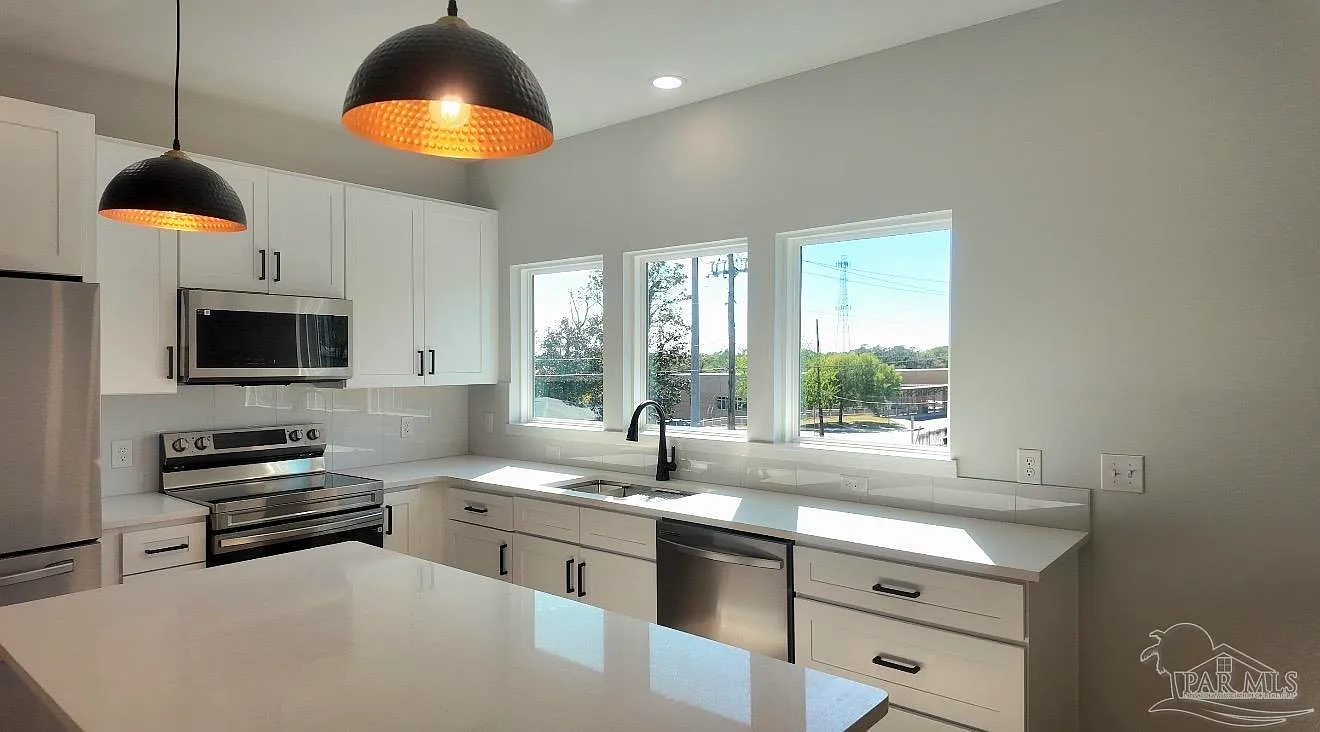 315 N Pace Blvd — Photo 2