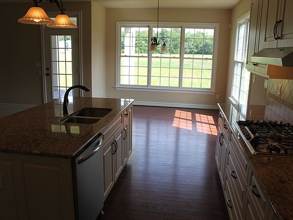 5th image of 210 Arlington Pl
