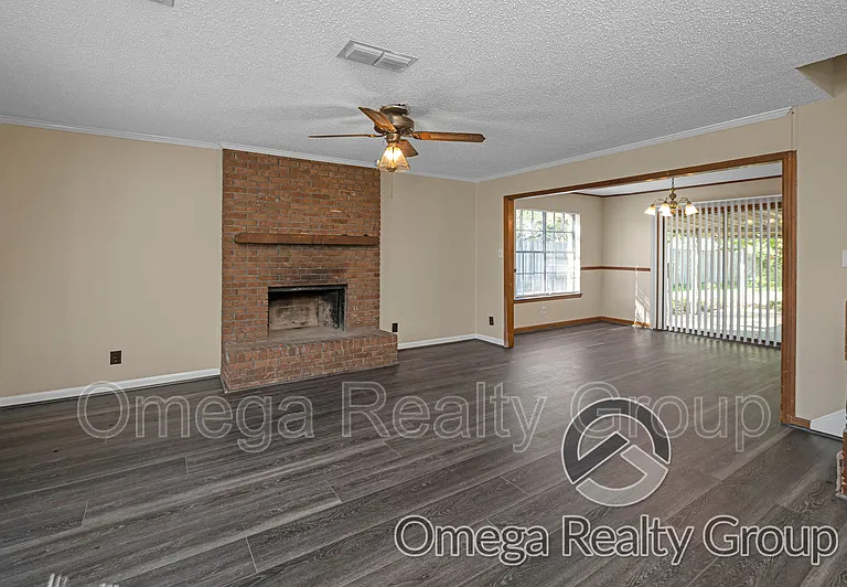 5827 Darien Dr — Photo 10