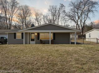2055 Hoeft Dr, Commerce Township, MI