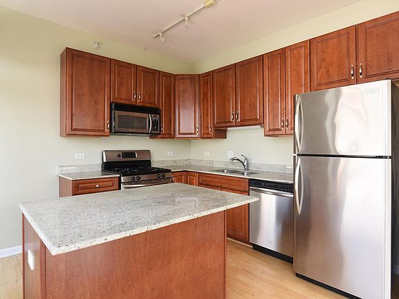 Clean, Utilitarian Kitchen with island!