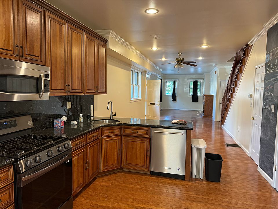 Upgraded kitchen w/upgraded cabinets!