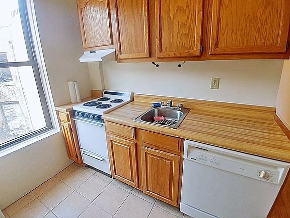 4th image of 311 W 95th St APT 7D