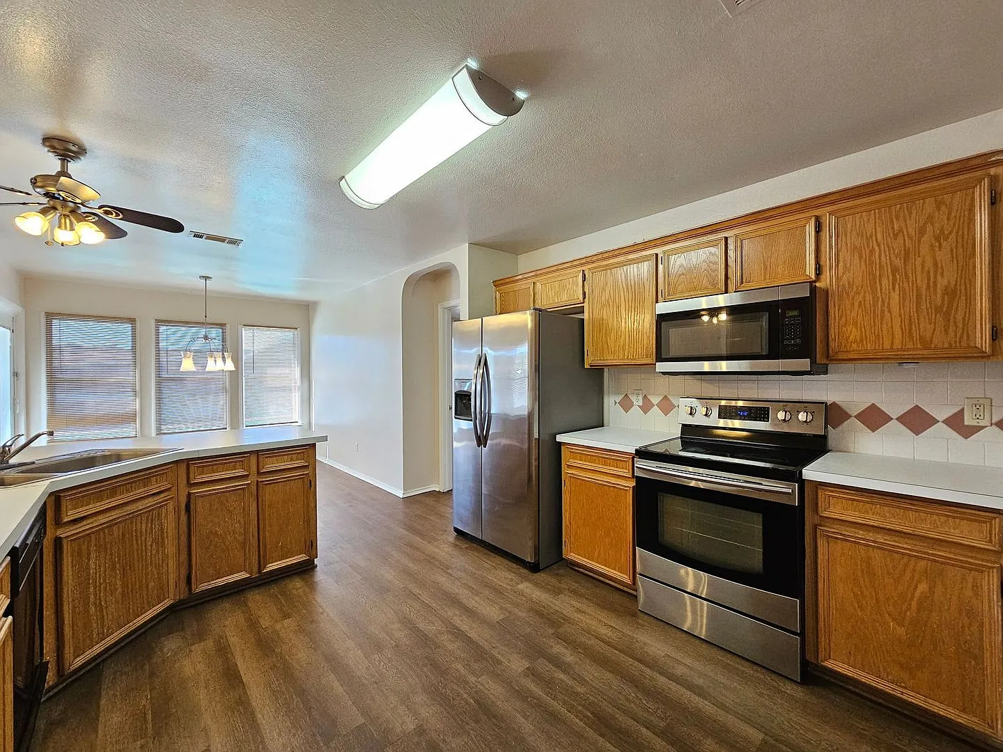 Great New Price - Inground Pool & Ready For Immediate Move-In! — Photo 3