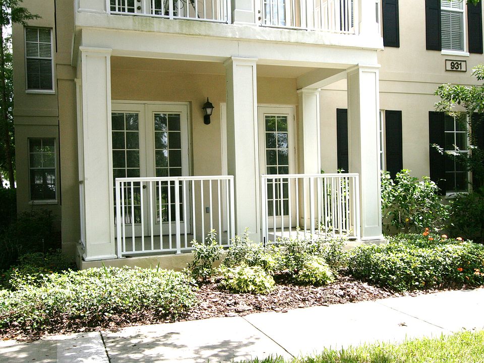 Balcony o/looking park