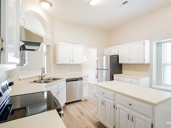 3rd image of 107 Knollwood Ct