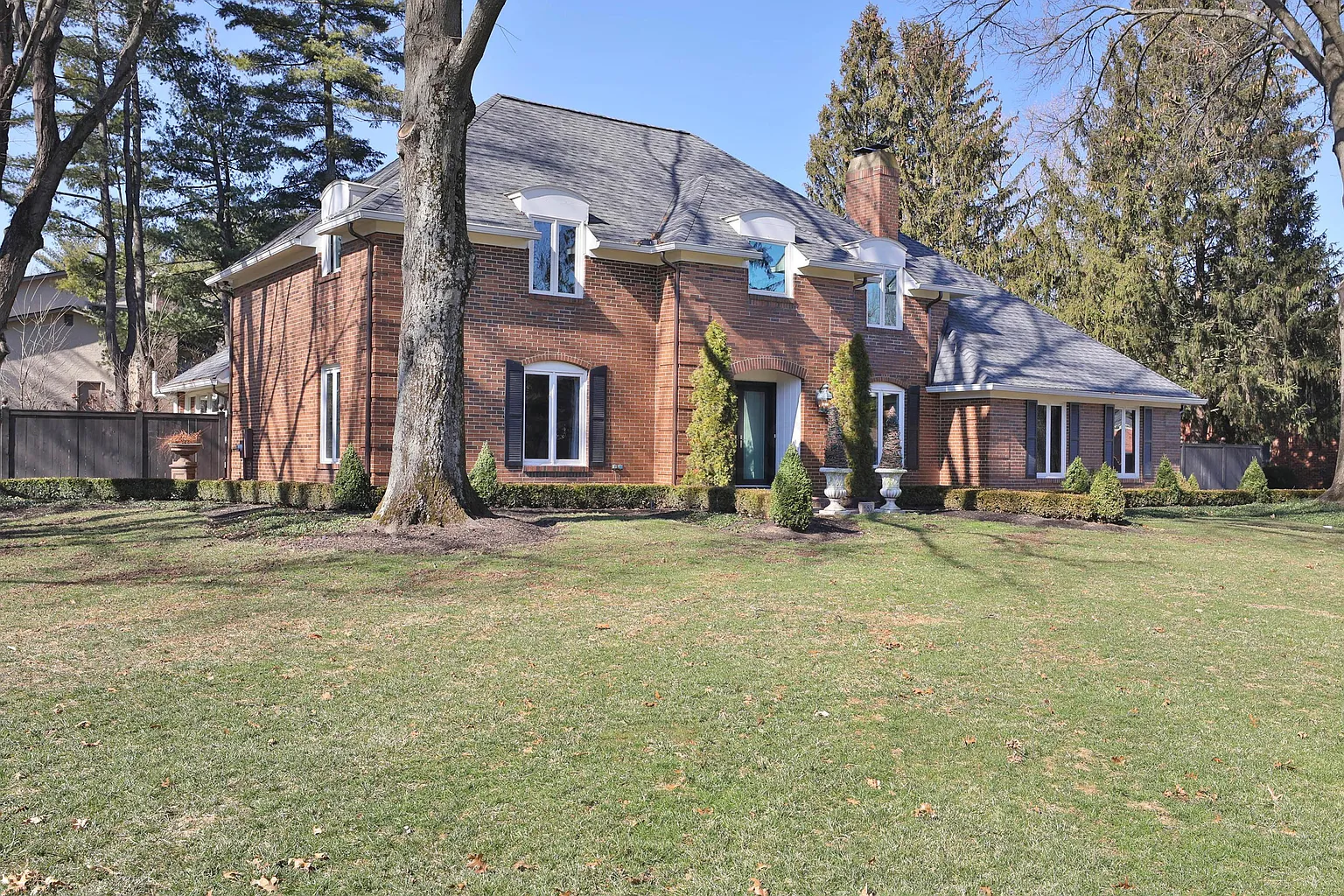 685 Old Farm Rd photo 1