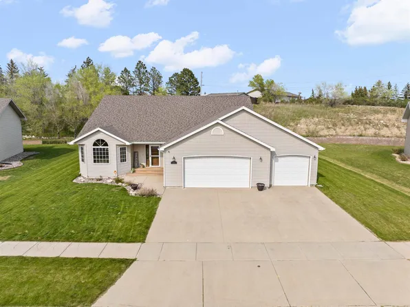 121 30th St NW, Minot, ND 58703