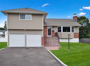 32 Gamecock Ln, Babylon, NY 11702