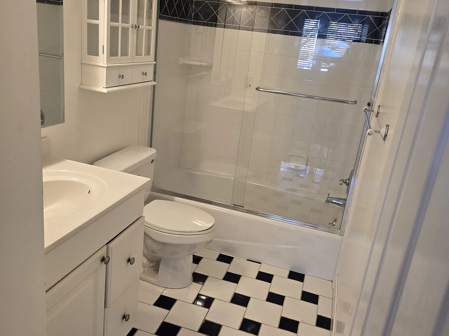 3 bed, 1300 sqft, $4,200 — Photo 2