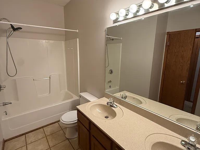 1423 E 42nd St #1423 — Photo 6