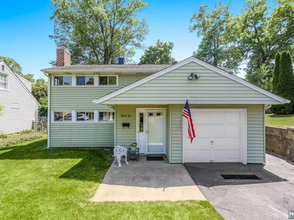 92 Grove St, Waldwick, NJ 07463