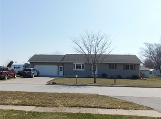 110 N Ave S, Vinton, IA 52349