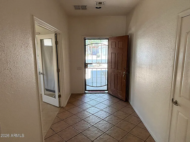 11559 W Lincoln St — Photo 2
