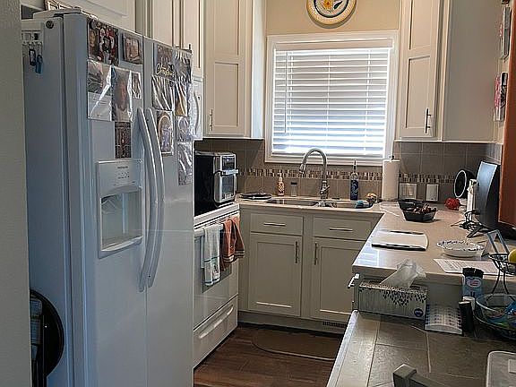 Good size kitchen with strg