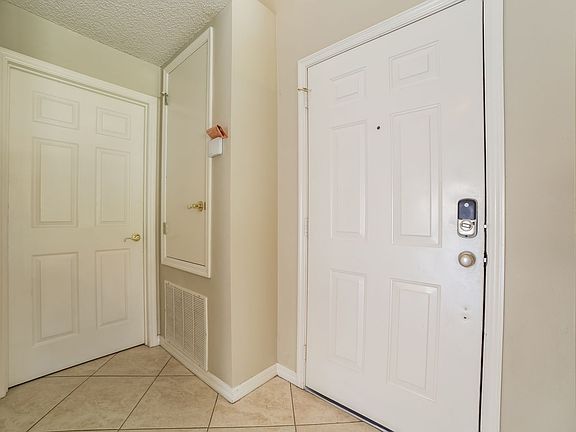 3rd image of 901 Lewis Pl