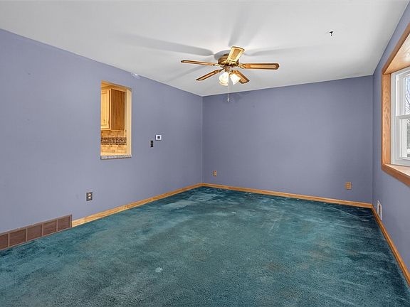 5th image of 21 Squirrels Heath Rd