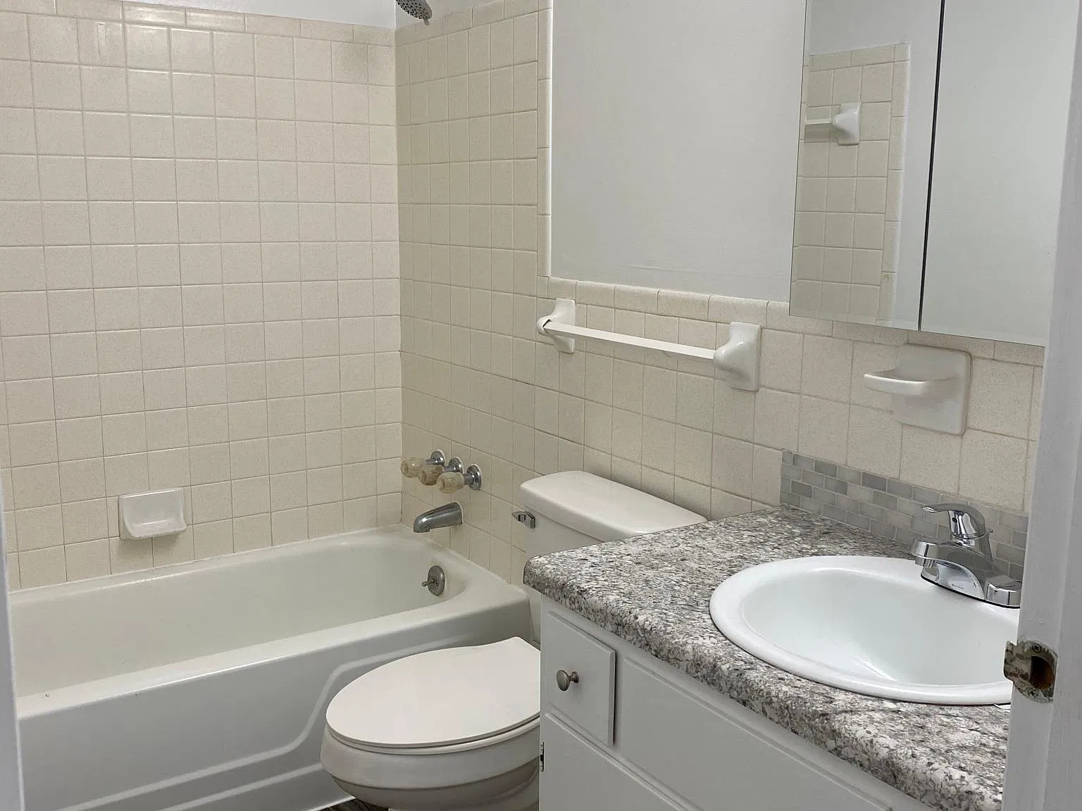 74 Gloria Ave — Photo 2