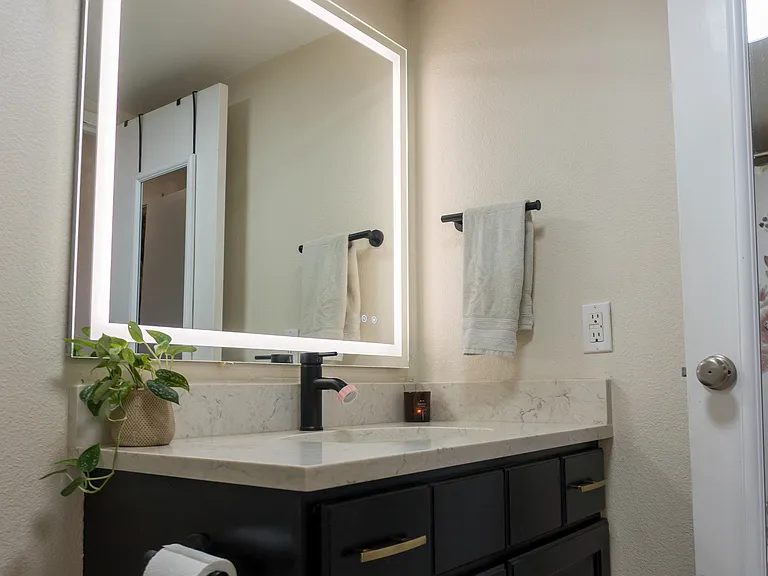 Full Bathroom 2 (ensuite)
