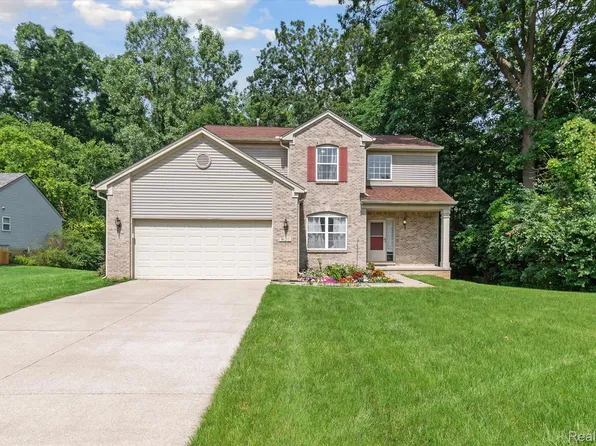 9120 Lakewood Dr, Whitmore Lake, MI 48189