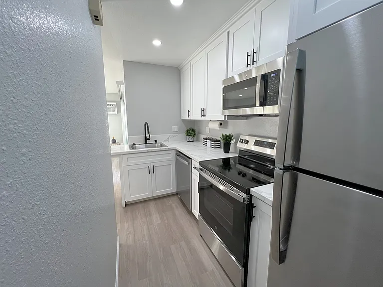 Estrellita Arms Apartments — Photo 23