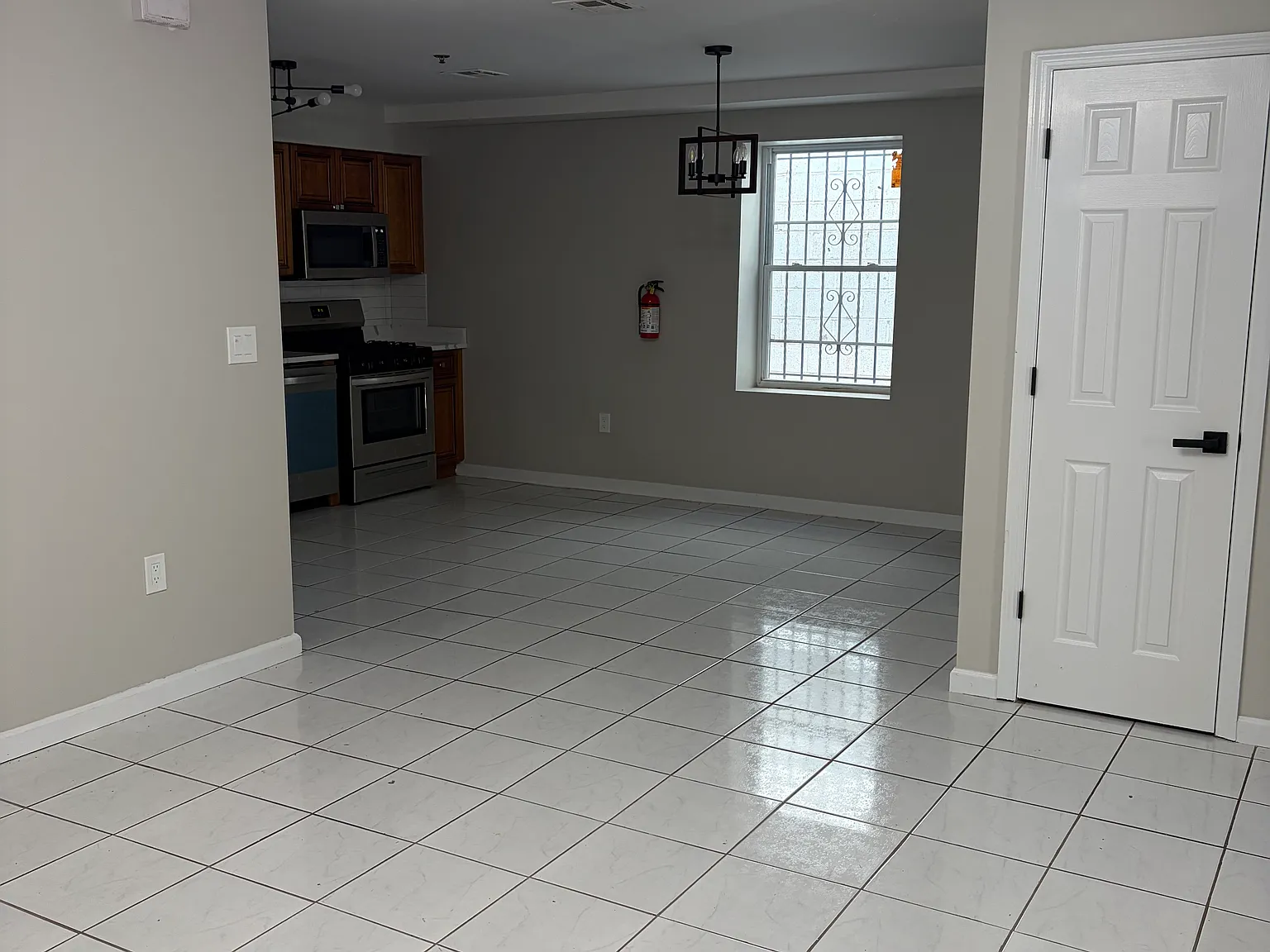 2 bed, 1000 sqft, $2,300 — Photo 2
