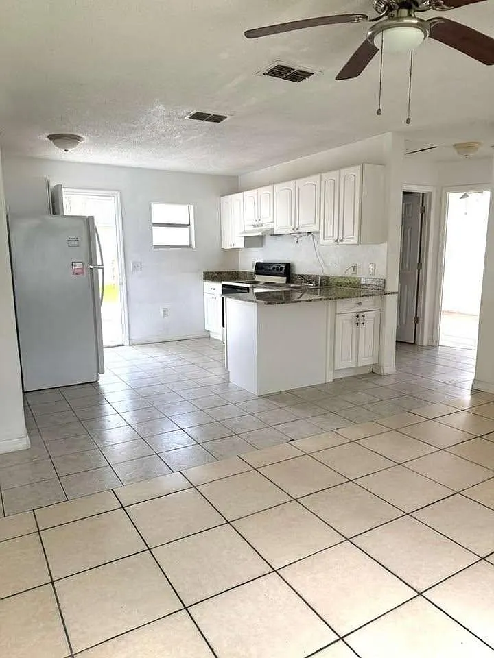 421 NE 26th Ct - 421 — Photo 3