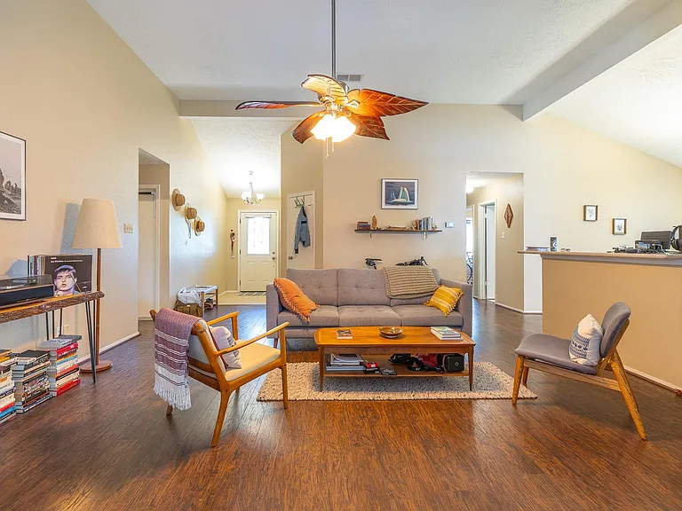 421 Indianmeadow Dr — Photo 5