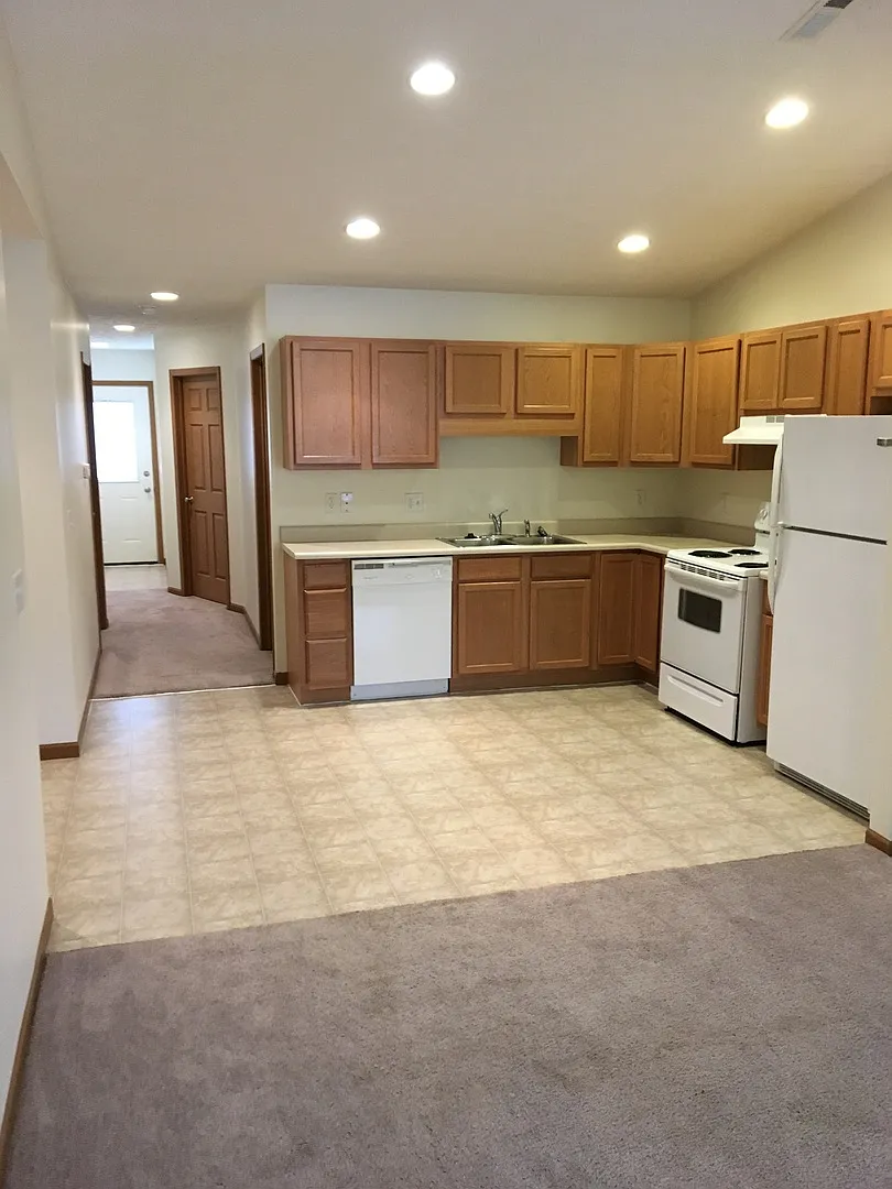 Laurel Creek Apts, 2230 Shamrock — Photo 2
