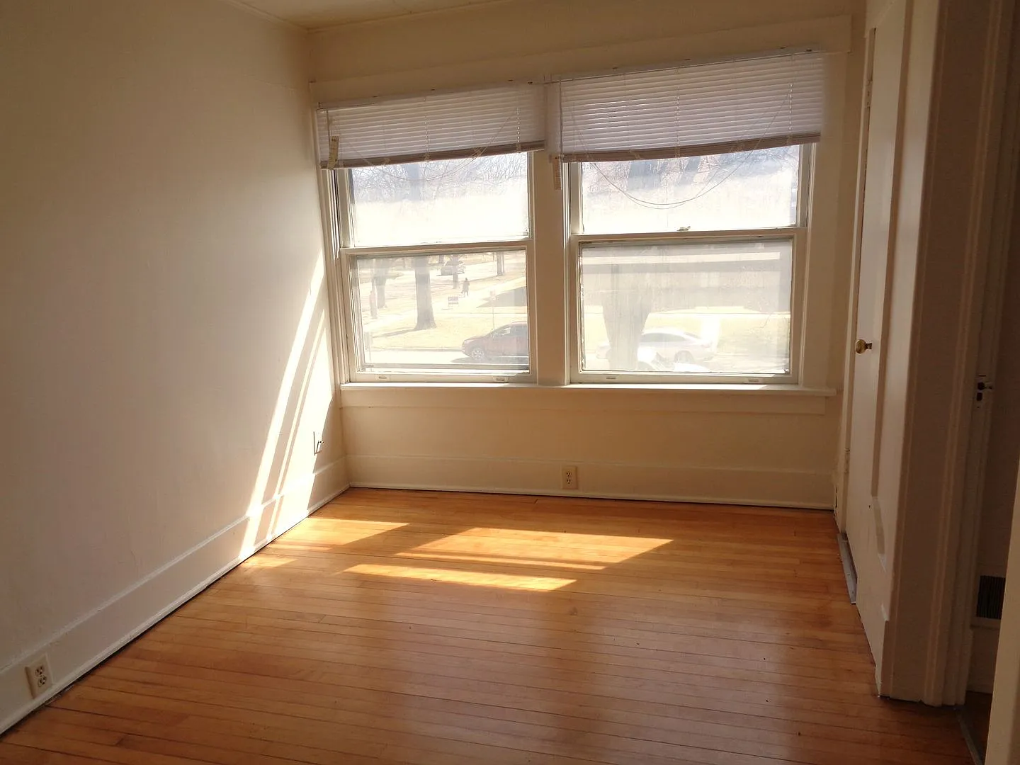 84 — Photo 2