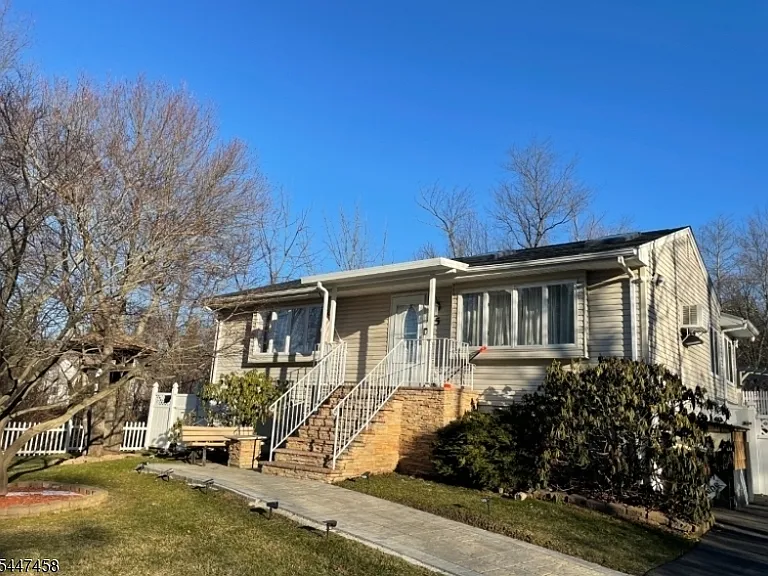 5 Wagonwheel Rd — Photo 1