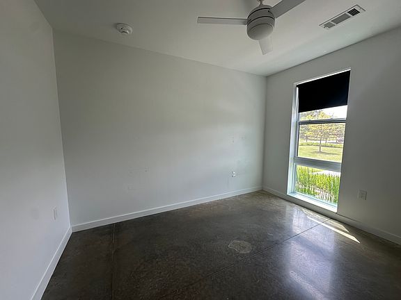 4th image of 118 SE I St #111