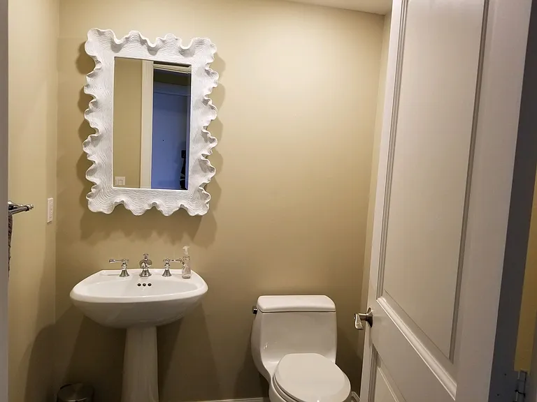 1/2 bath off of entry way