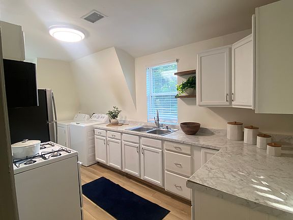 Kitchen - good counter and cabinet space