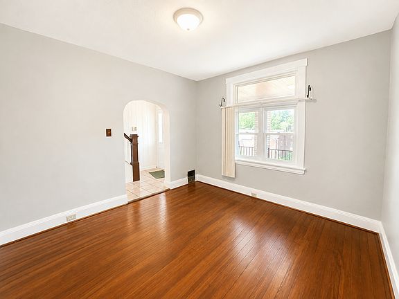 4th image of 2219 Edgebrook Ave