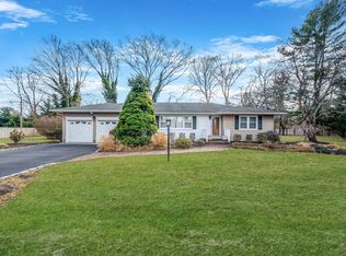 2 Daisy Ln, Smithtown, NY 11787