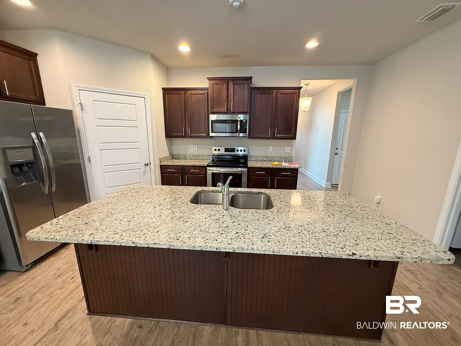 3 bed, 2.0 bath, 1976 sqft, $2,095 — Photo 2