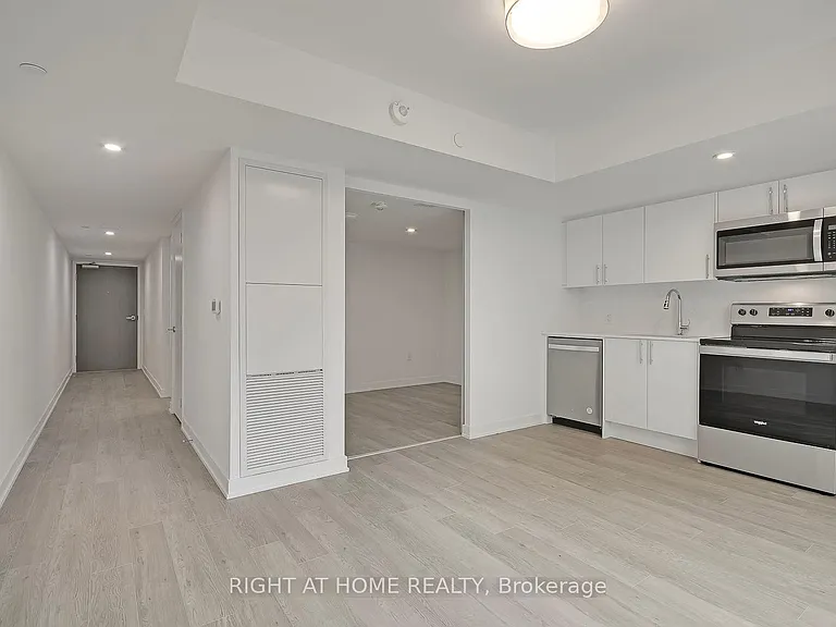 3 Strathgowan Ave #301 — Photo 5