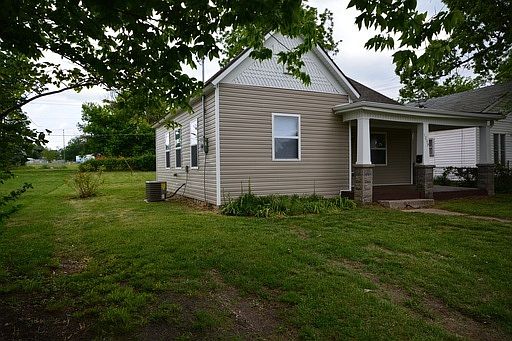 2nd image of 1237 E Blaine St