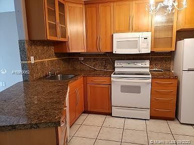 4th image of 1660 NE 191st St #2111