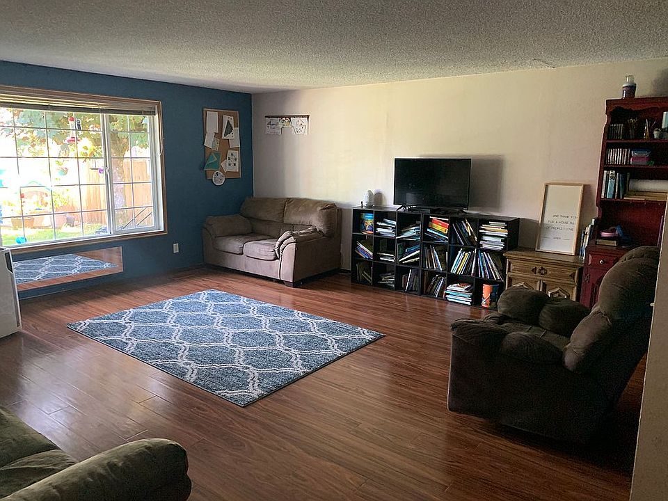 Living room (from entry)