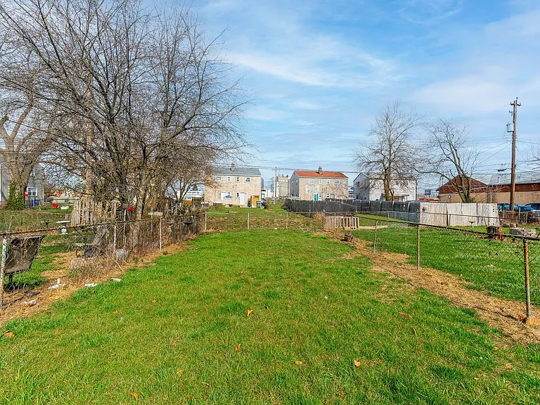 4040-4042 Halsey Pl — Photo 21
