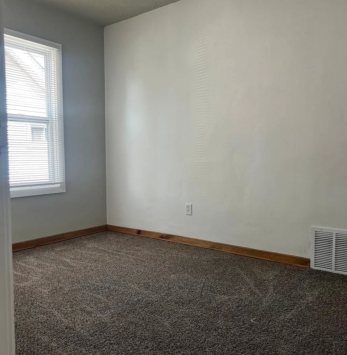 2 bed, 1.0 bath, 2749 sqft, $1,200 — Photo 4