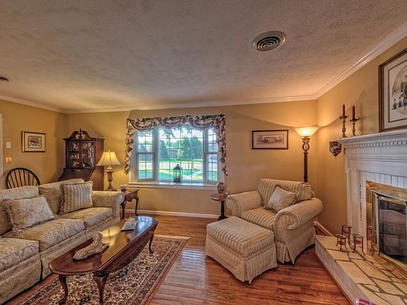 3rd image of 19373 Oakwood Dr
