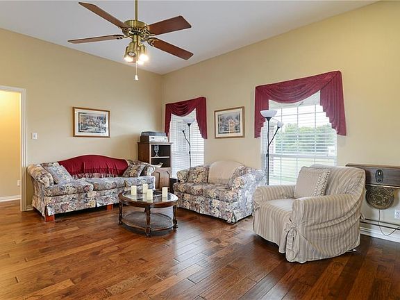 4th image of 132 Green Meadow Ct