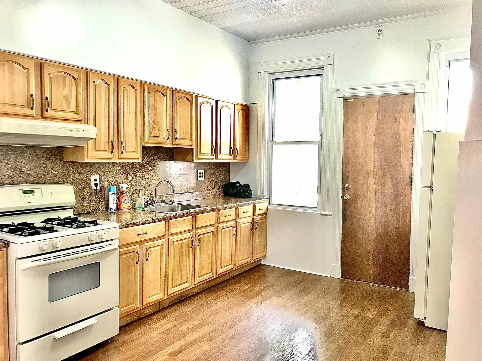 21 Cooper Pl — Photo 2