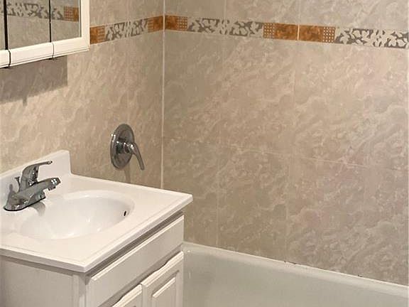 4th image of 729 40th St #4C
