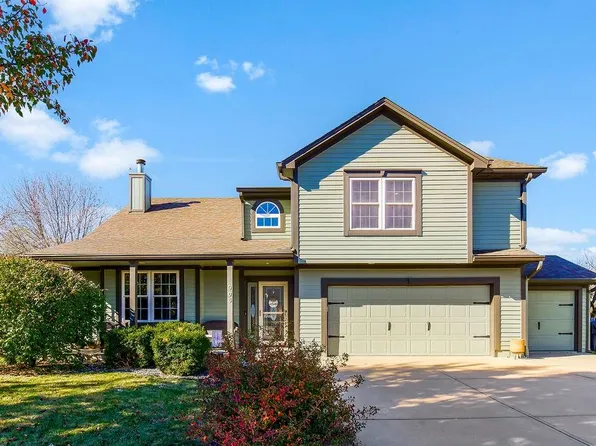 906 N 2nd St E, Louisburg, KS 66053